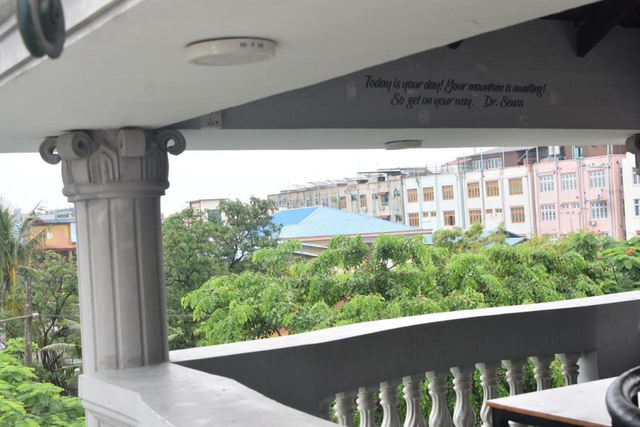 Celia Hostel Mandalay Exterior foto